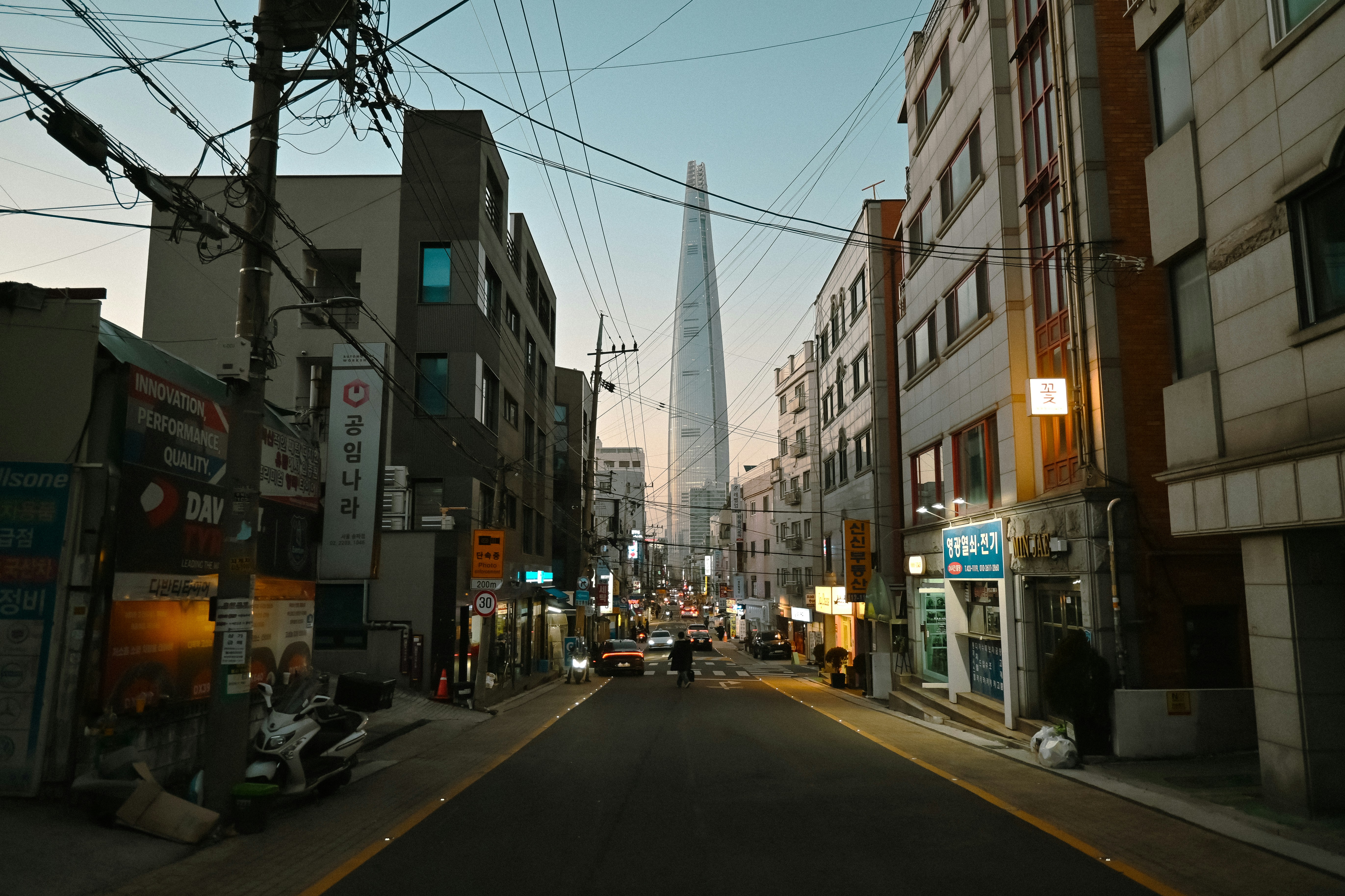 도시 위를 힘차게 날아가는 미래적인 디자인의 기차