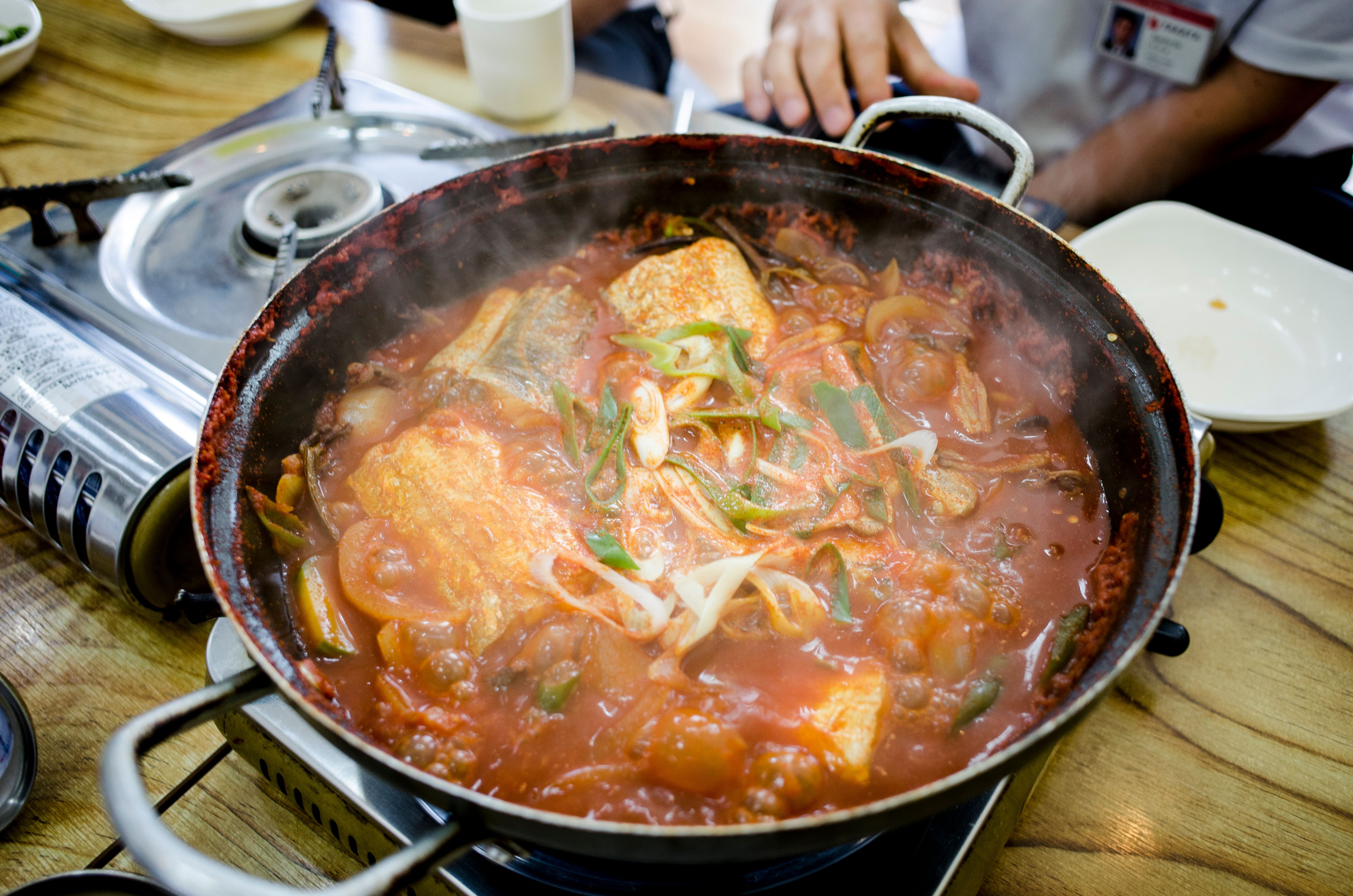김이 모락모락 나는 먹음직스러운 떡볶이 클로즈업