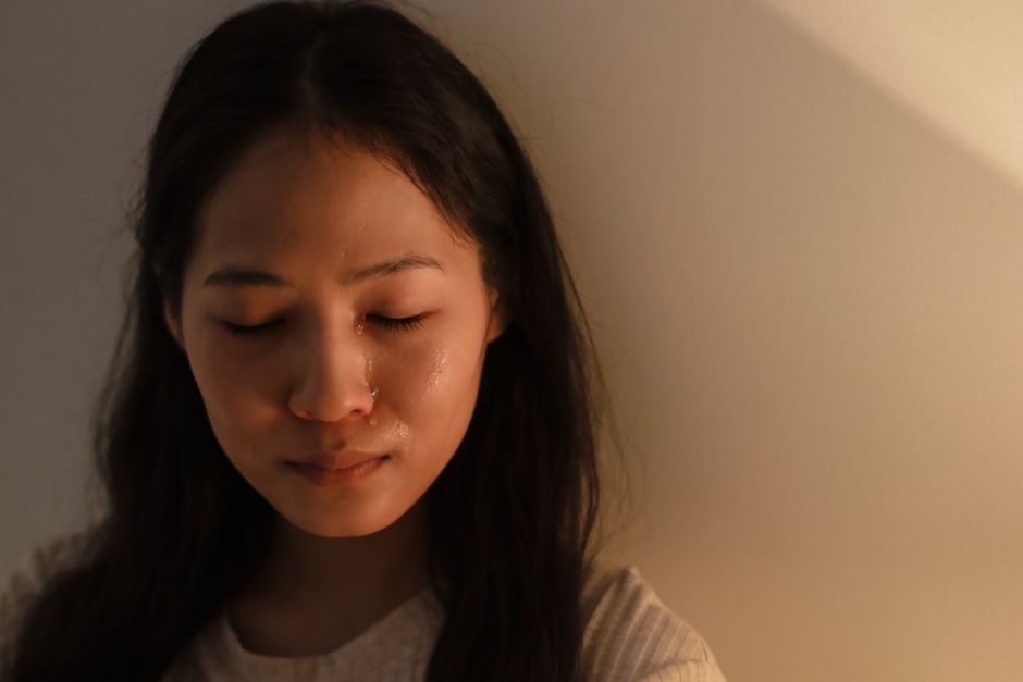 감정의 해소와 정화를 상징하는, 볼을 타고 흐르는 투명한 눈물 한 방울