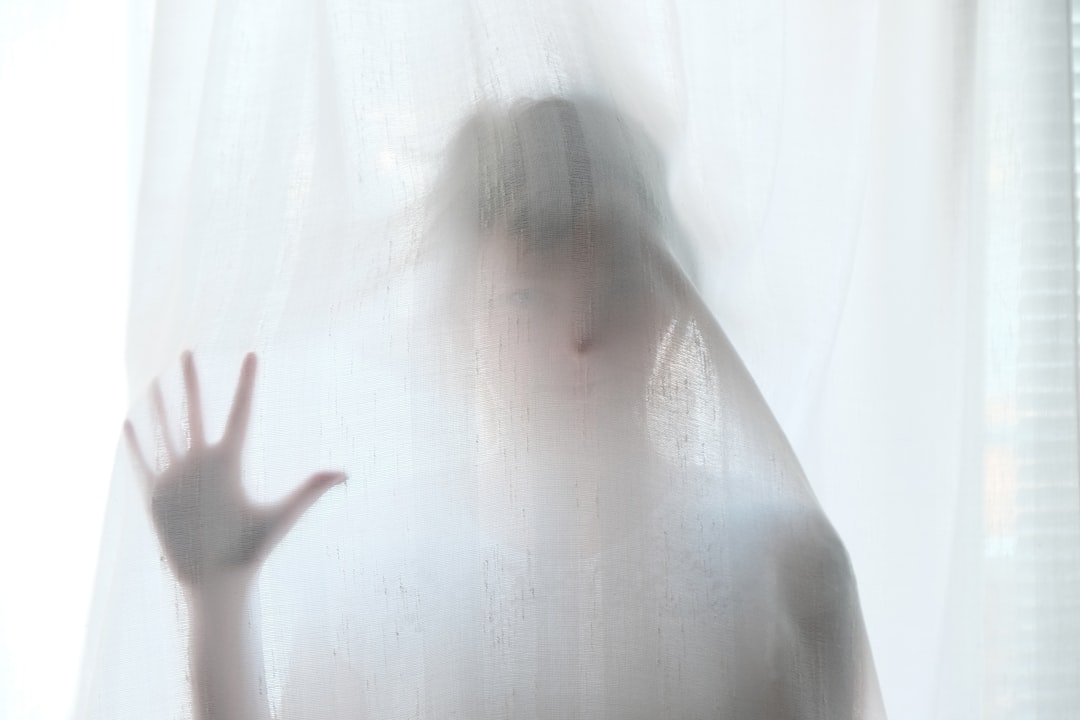 꿈속에서 무언가를 훔치거나 잃어버리는 상황을 상징하는 추상적인 이미지로, 내면의 욕망이나 불안감을 나타냅니다.