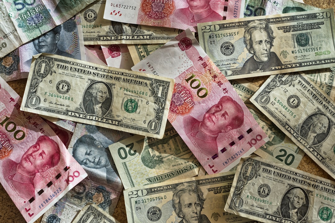 번화한 도시 배경에서 5만 원권과 1만 원권 지폐 뭉치를 만족스럽게 들고 있는 사람, 재정적 성공을 상징합니다.