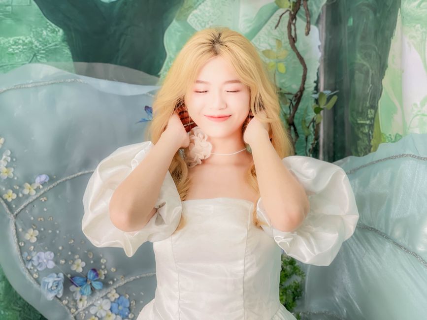 그리운 할머니의 온화한 모습이 연상되는 꿈속의 환영, 따뜻한 빛과 편안한 분위기가 어우러진 이미지