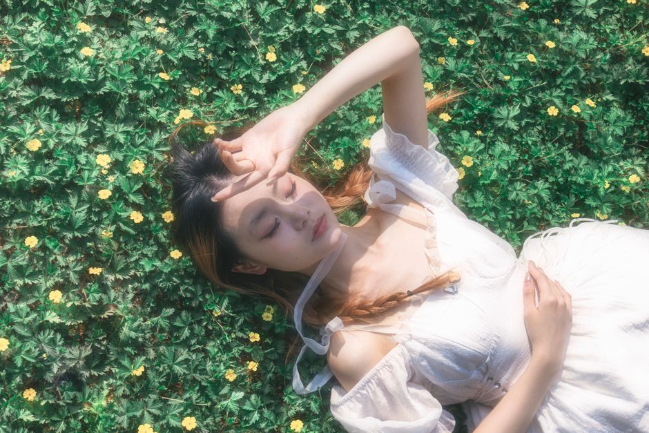 따뜻하고 위로를 주는 손이 어깨에 얹혀진 모습, 그리운 이의 보호와 지혜를 상징