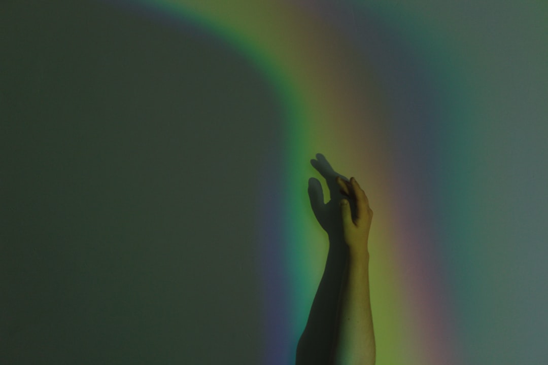 푸른 하늘에 선명하게 떠 있는 아름다운 무지개와 평화로운 풍경. 희망과 새로운 시작을 상징하는 밝고 다채로운 색깔의 무지개