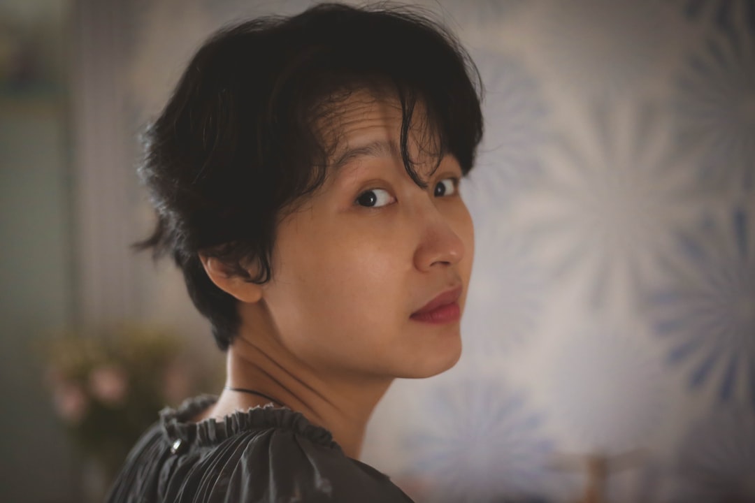 비가 그친 후 무지개를 올려다보며 희망찬 표정을 짓는 사람의 모습. 어려움을 극복하고 새로운 시작을 암시합니다.
