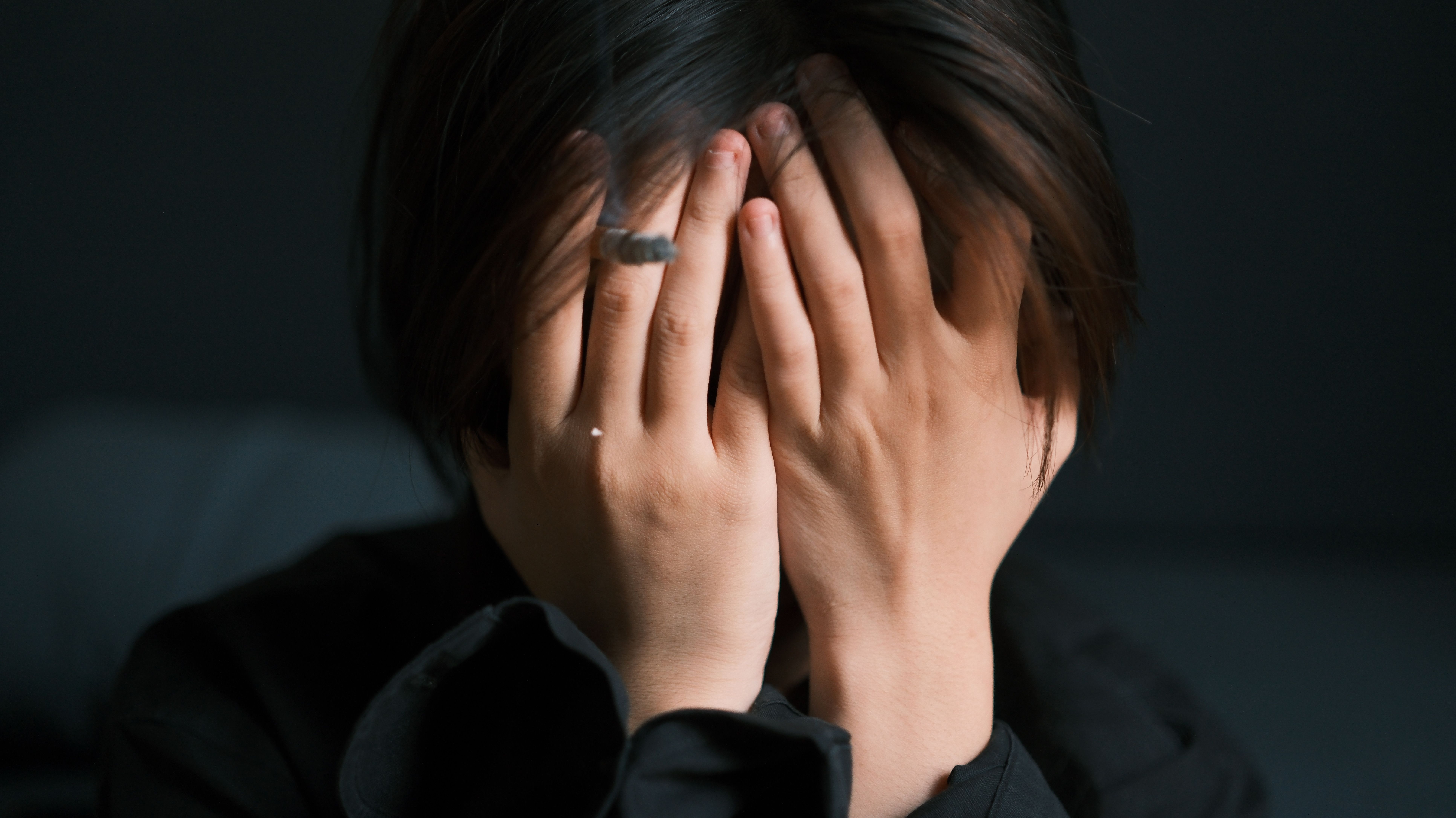 통제할 수 없는 상황이나 스트레스를 상징하는 작은 형체들을 쫓아내는 손
