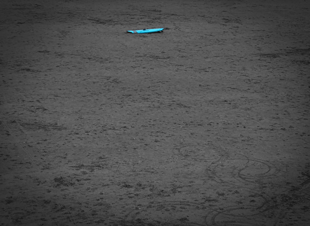 비 오는 도심 거리의 잃어버린 하이힐 한 짝, 상실감과 취약성을 상징