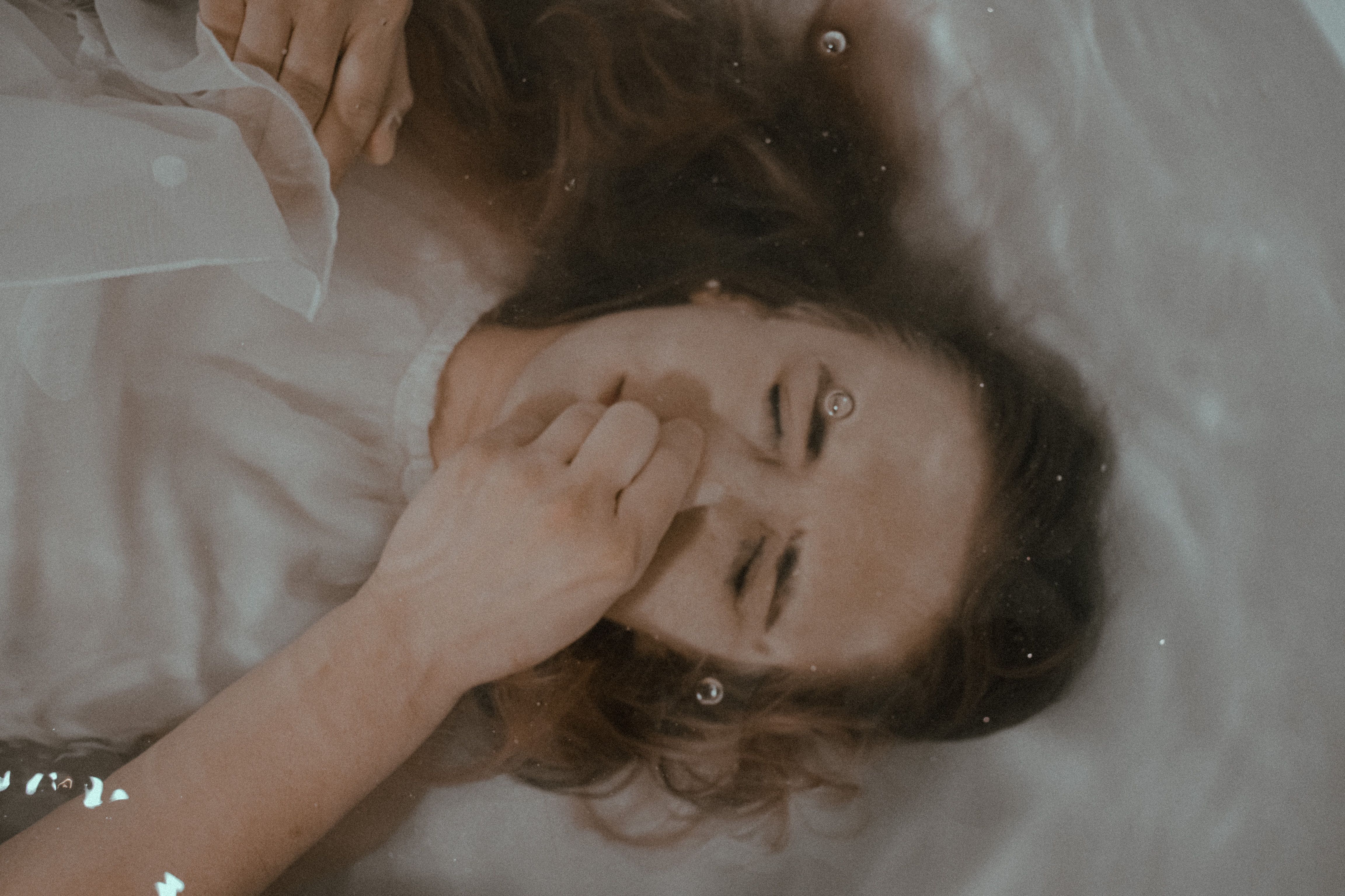 이빨 빠지는 꿈을 꾸고 불안해하거나 깊은 생각에 잠긴 사람의 모습, 걱정과 내면의 고민을 표현하는 차분하고 사려 깊은 분위기.