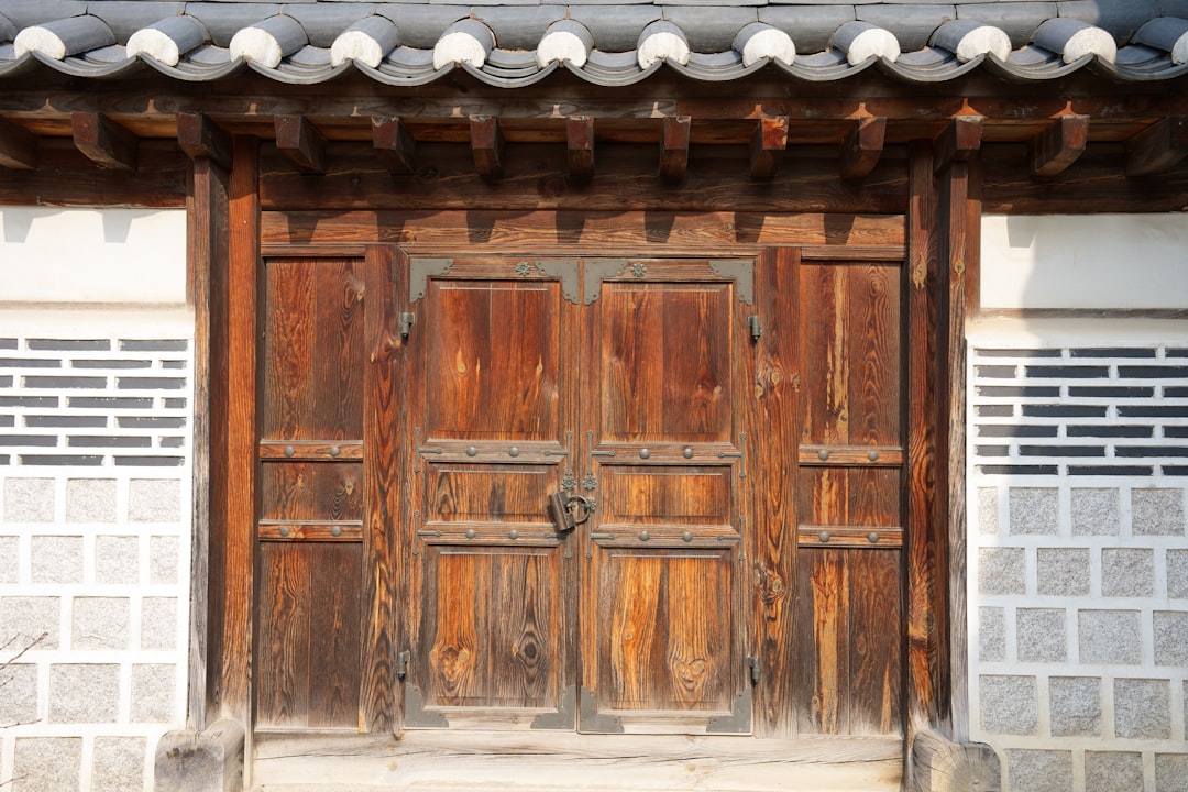 전통 한옥 사당에 차려진 평화로운 제사상, 조상에 대한 존경과 후손들의 안녕을 기원하는 의미를 담고 있습니다.