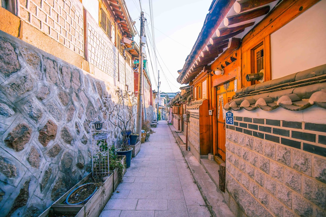 죽은 사람이 살아있는 사람에게 돈을 건네는 꿈결 같은 장면으로, 재물운과 행운을 상징합니다.