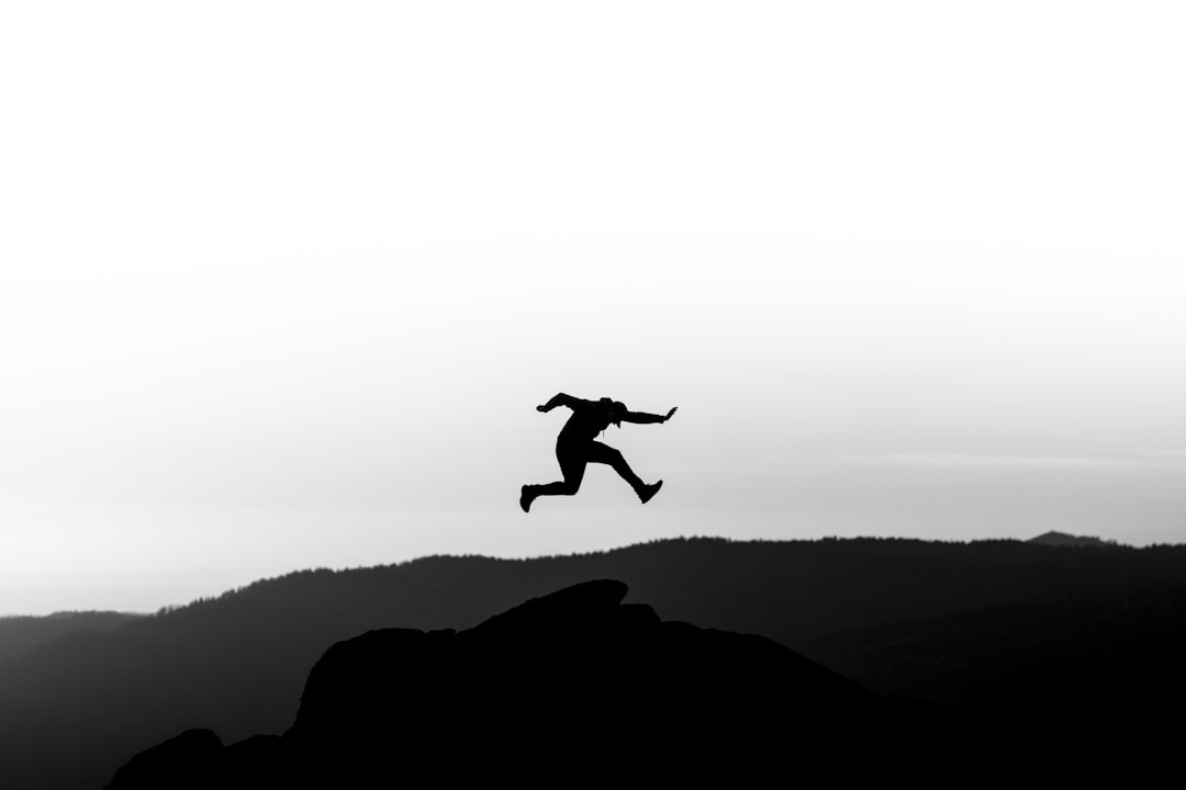 손으로 쥐를 잡는 사람의 모습. 문제 해결과 성공을 상징하며, 생동감 있는 초록과 오렌지색.