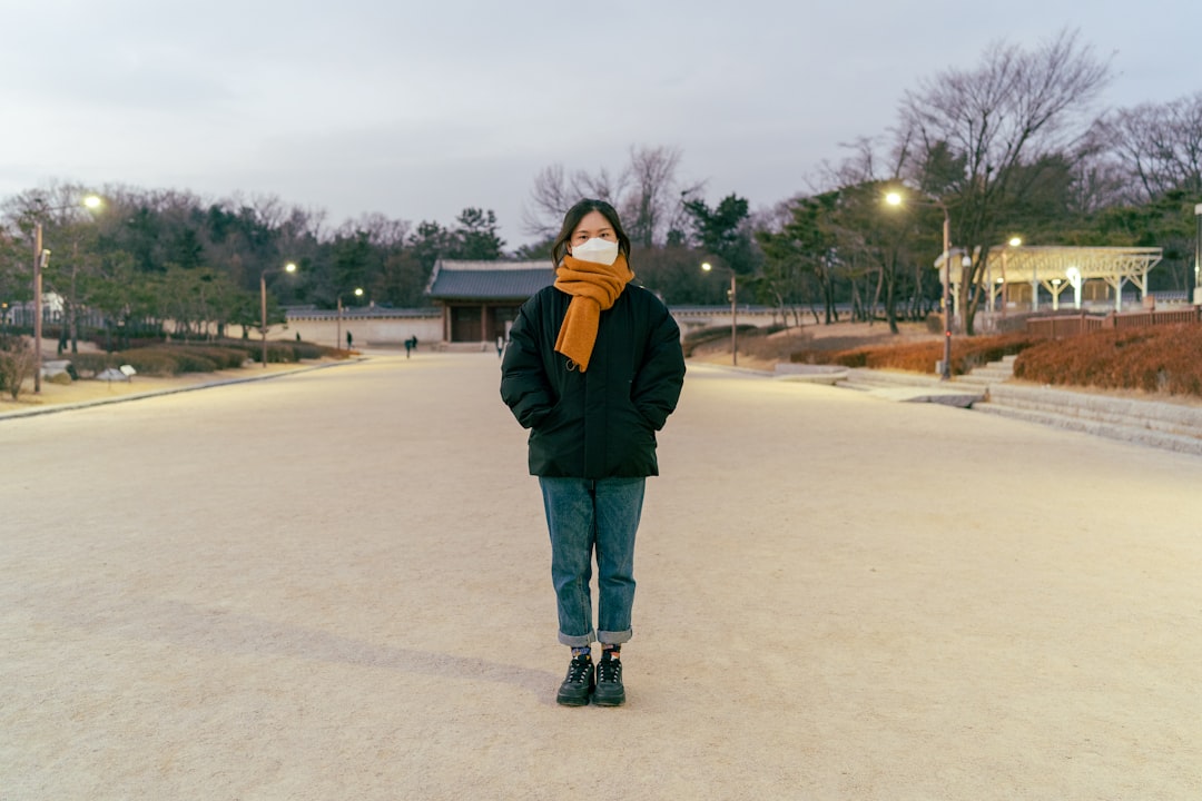 멀리 떨어진 밝고 활기찬 지평선을 바라보는 사람, 희망과 자유, 새로운 시작을 향한 열망을 상징