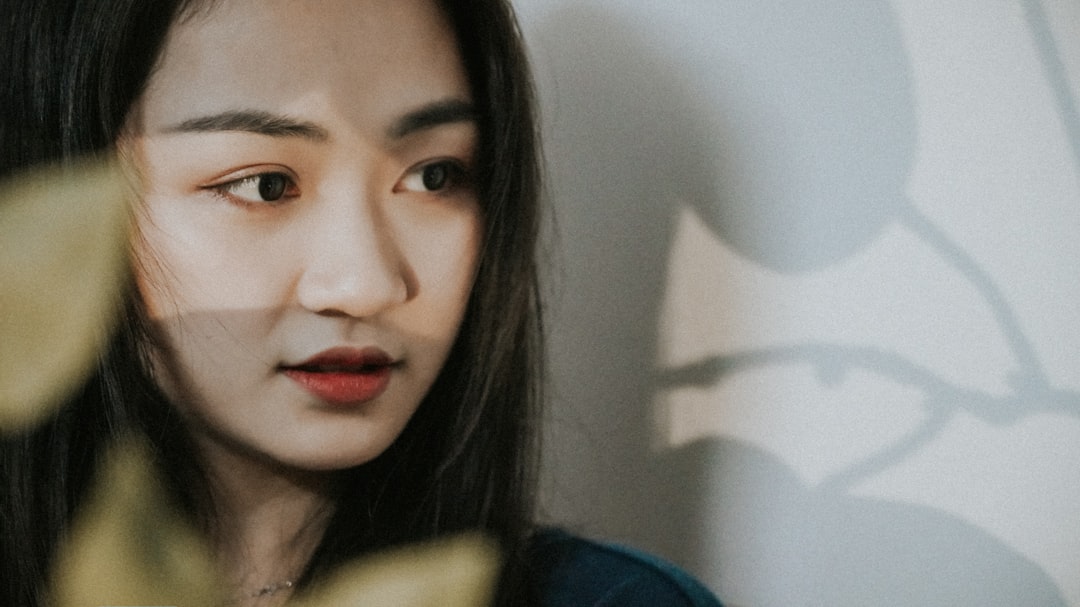 어두운 숲속에서 불안한 표정으로 뒤를 돌아보며 도망치는 사람의 모습, 쫓기는 꿈의 심리적 압박감을 표현
