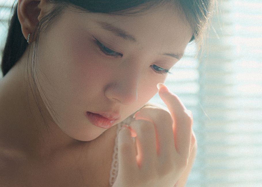 깊은 생각에 잠겨 명상하는 사람의 모습, 심리적 성찰을 암시하는 분위기