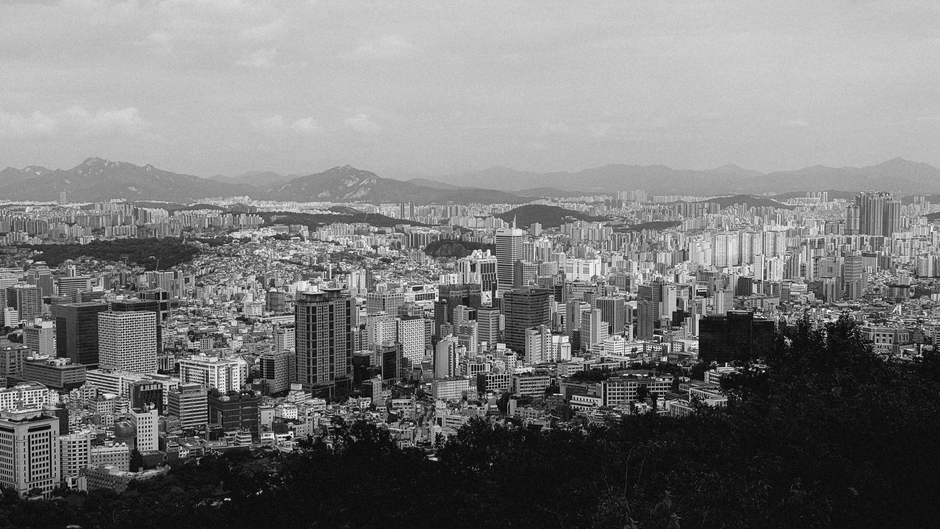복잡한 도시를 위에서 내려다보는 전경, 목표 달성을 상징.